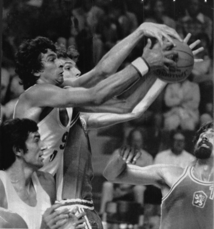 Bariviera nel 1976 contro il cecoslovacco Kropilak. A destra si riconosce Dousa.